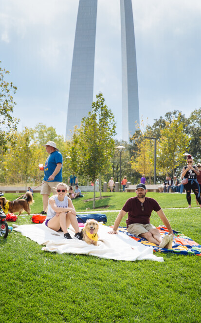 People at the Gateway Arch Park