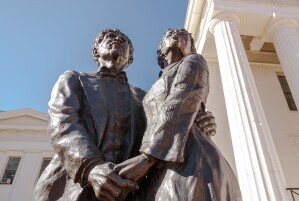 Dred and Harriet Scott statues in front of the Old Court House