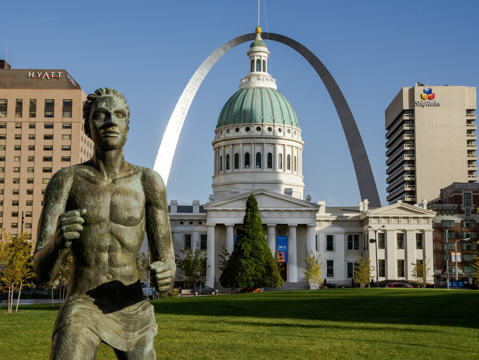 Arch, Old Courthouse from Kiener Plaza