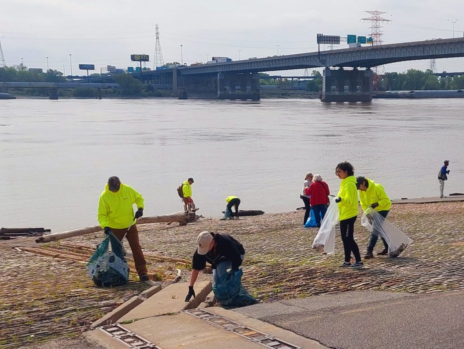 National Park Week Riverfront Clean-up 2023 - Veolia group picks up trash along riverfront
